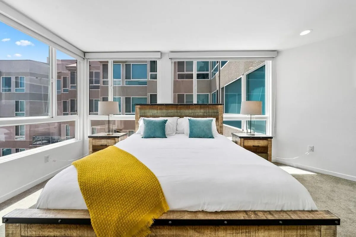 The Pearl - Penthouse Marina View Private Rooftop Los Angeles Apartment